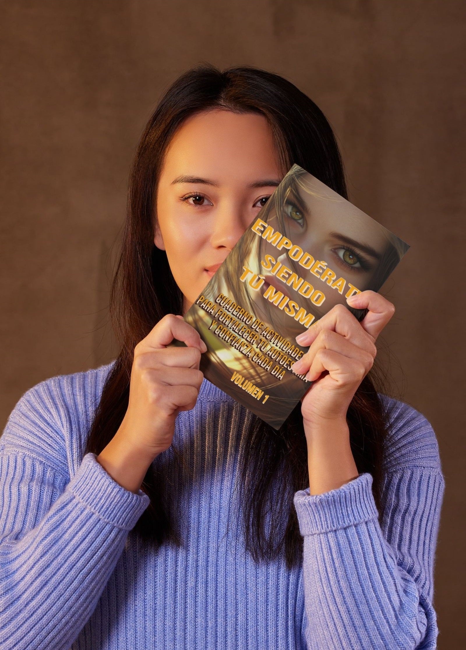 Chica con el Cuaderno de Actividades-Empodérate Siendo Tú Misma- Volumen I en sus manos